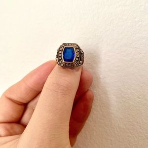 Unisex vintage blue sapphire signet ring from 1974